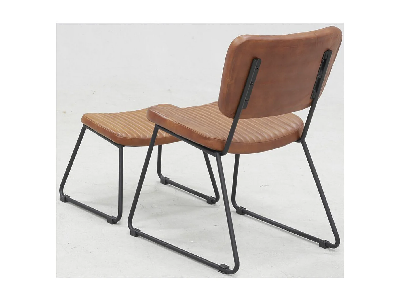 Fauteuil vintage et repose-pieds cuir de buffle