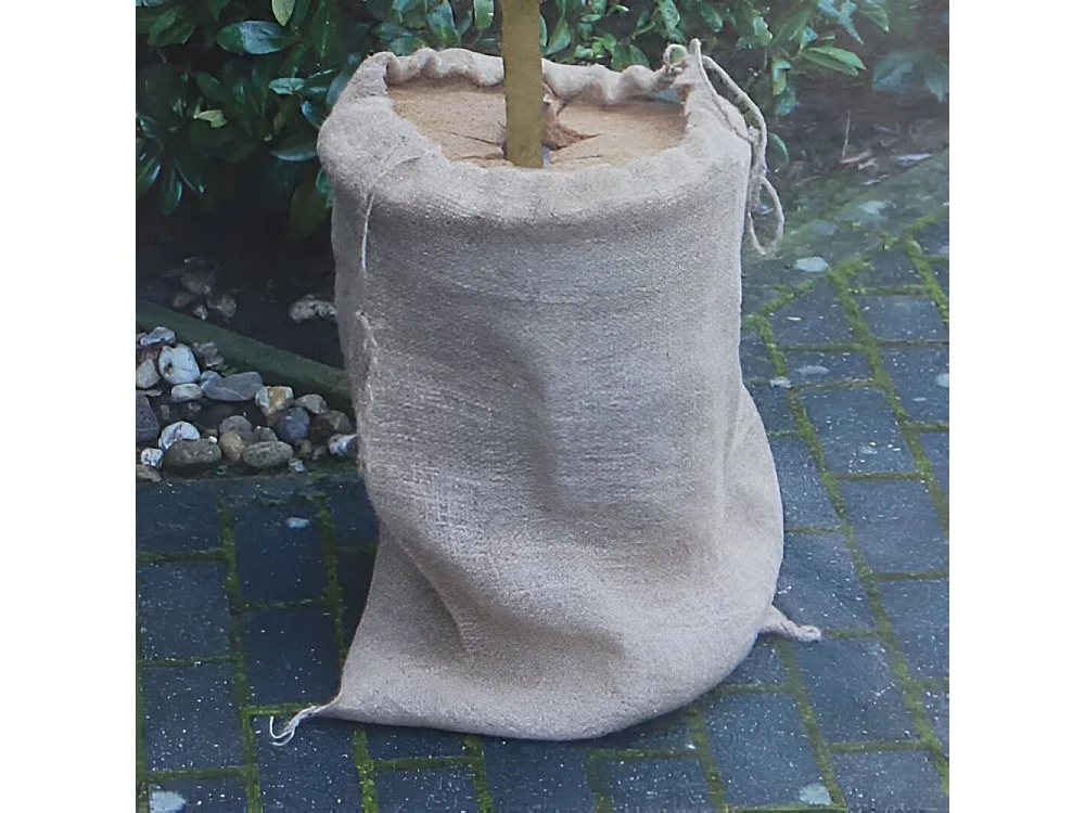 Überwinterungshülle für Pflanzen aus Naturfasern