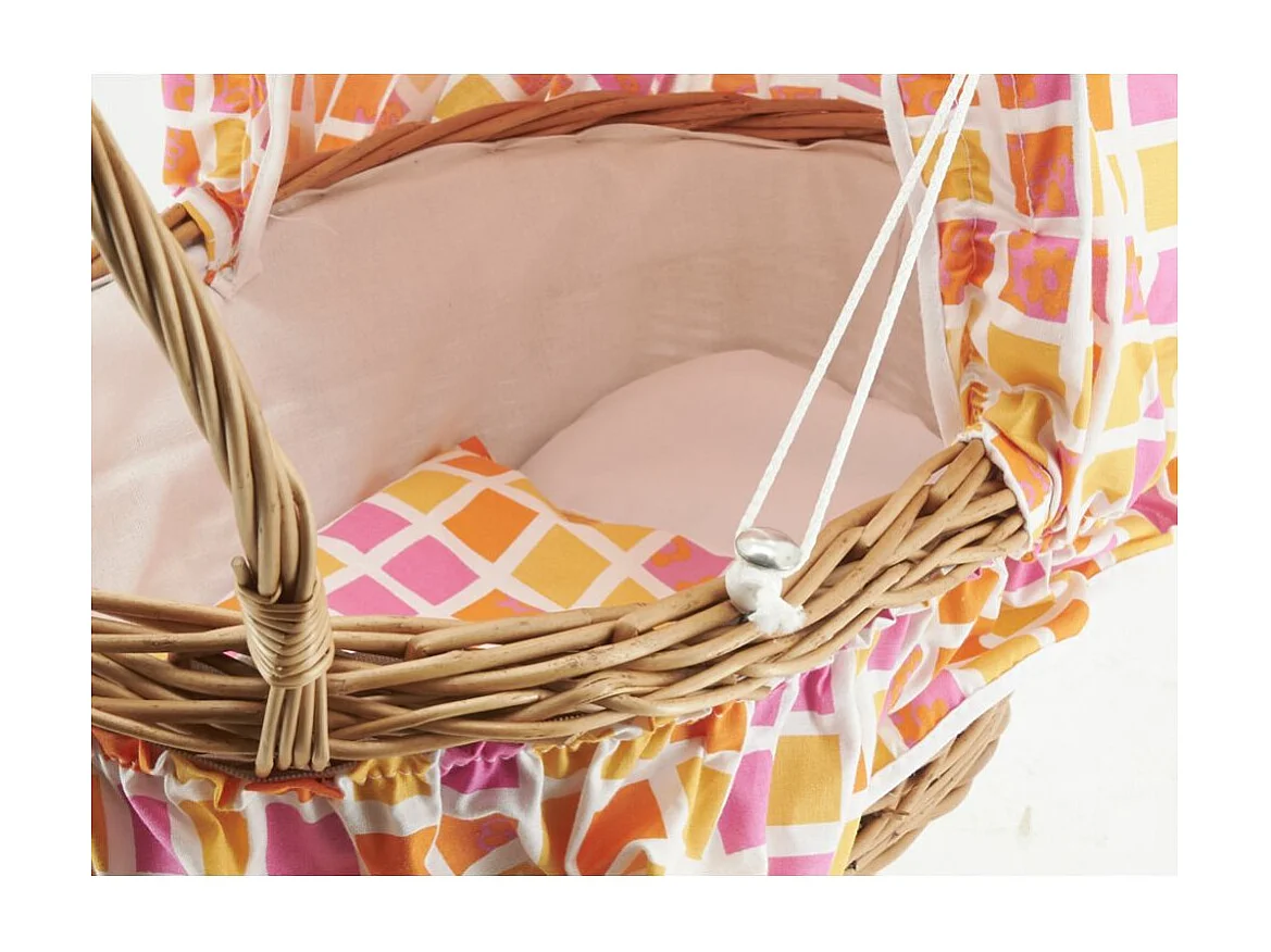 Puppenwiege aus buff Weide mit gewürfeltem Stoff