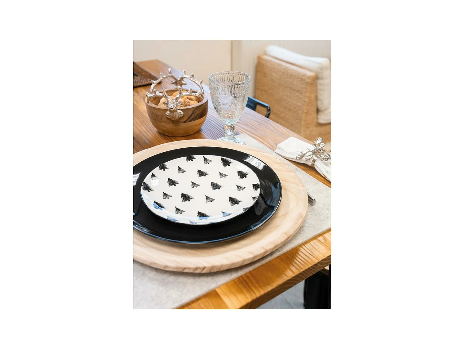 Runder Korb aus Mangoholz mit Hirschkopf