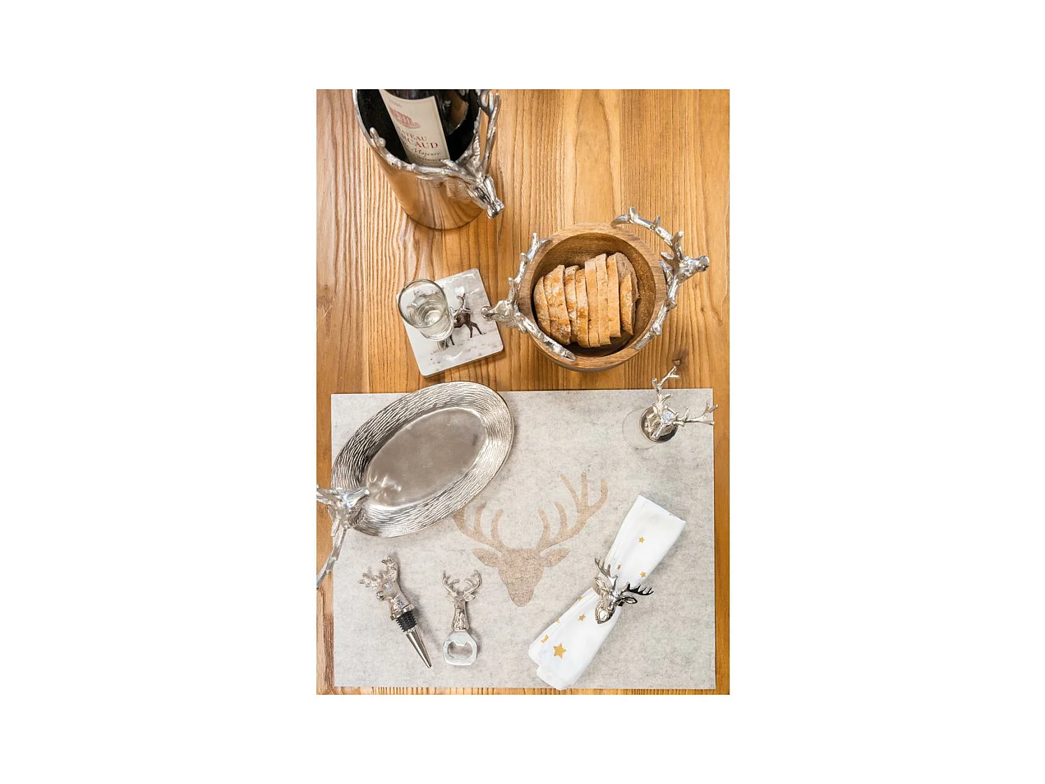 Runder Korb aus Mangoholz mit Hirschkopf