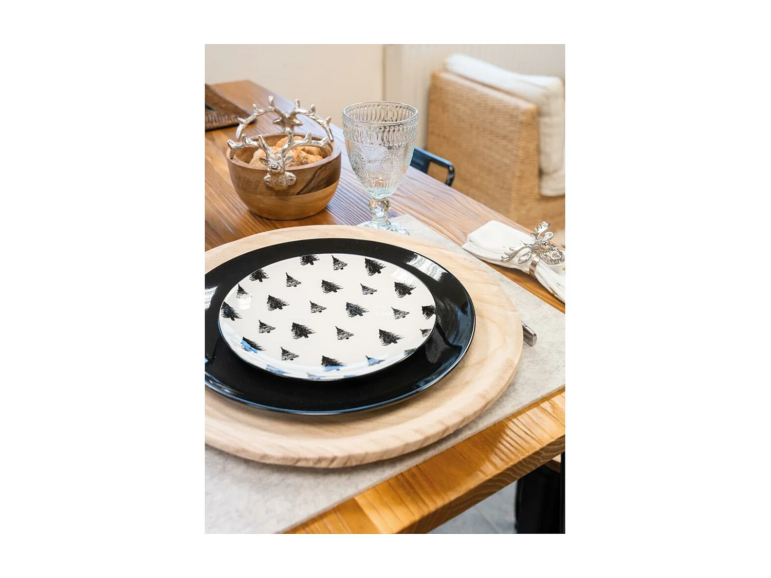 Runder Korb aus Mangoholz mit Hirschkopf