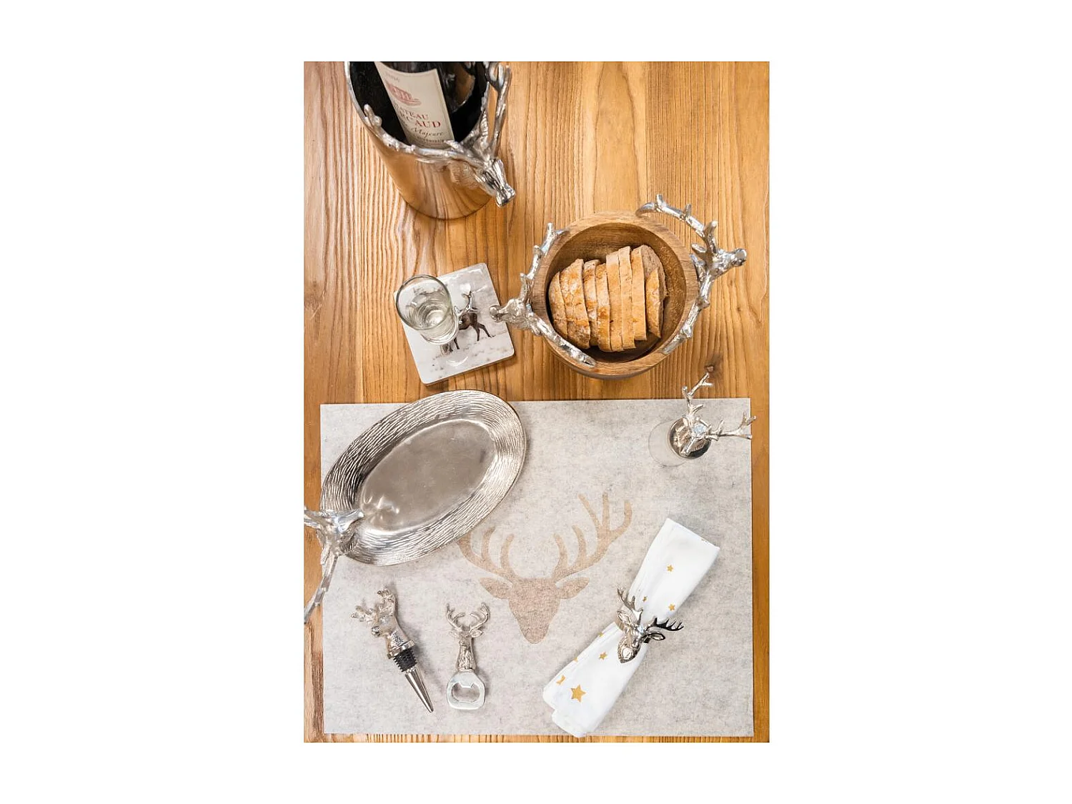 Runder Korb aus Mangoholz mit Hirschkopf