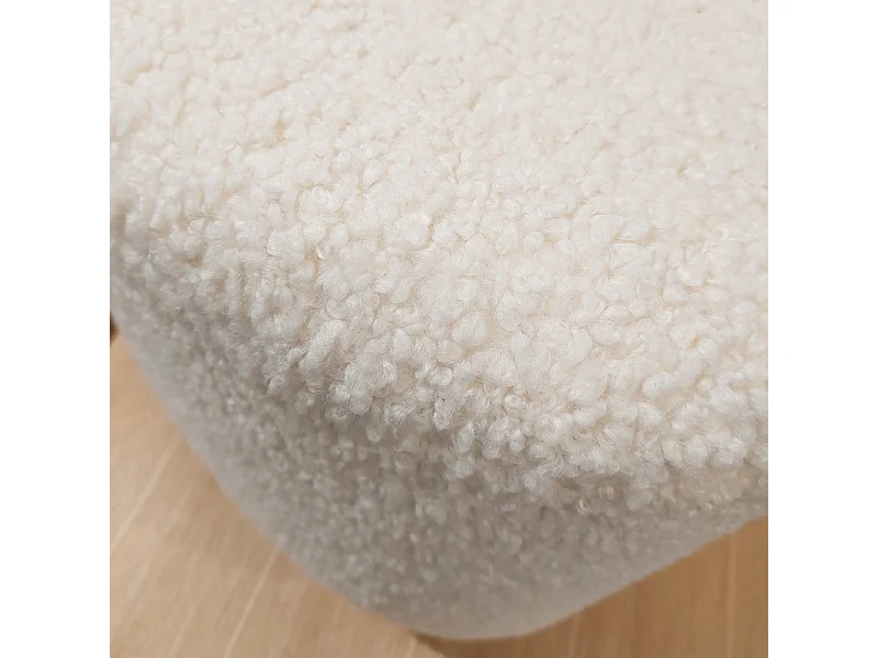 Pouf en tissu bouclette écru imitation laine et pieds en bois - SHAUN