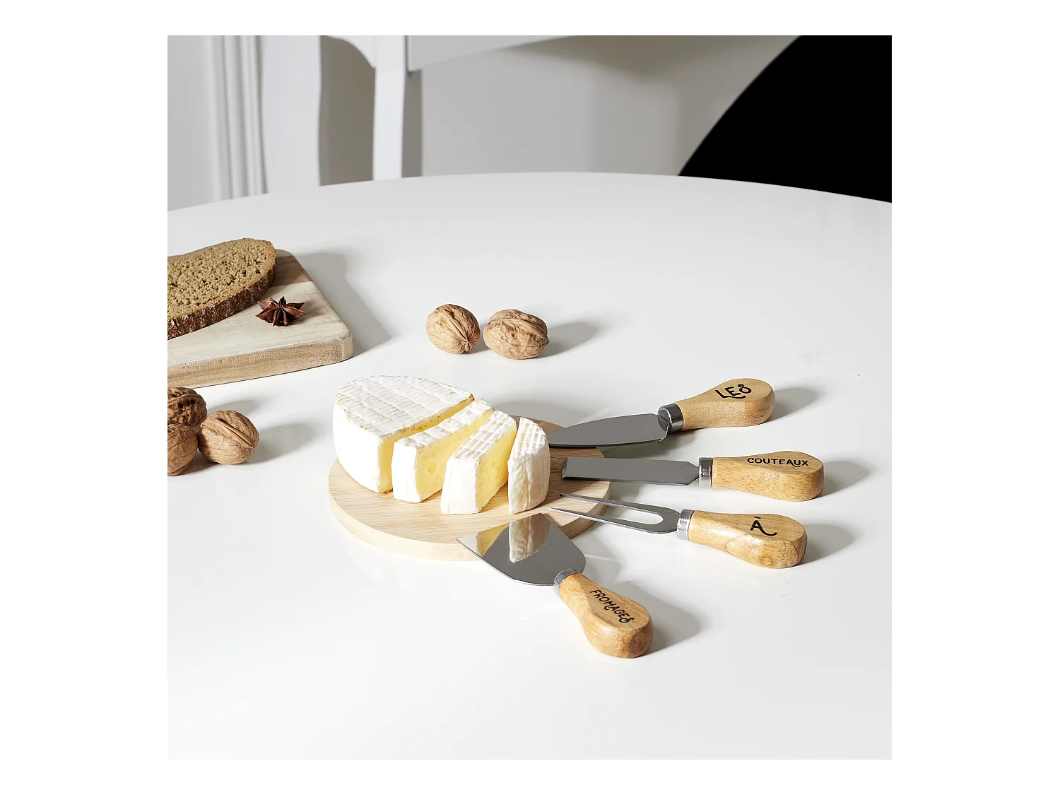 Käsekästchen Brett aus Gummibaumholz und 4 Messer