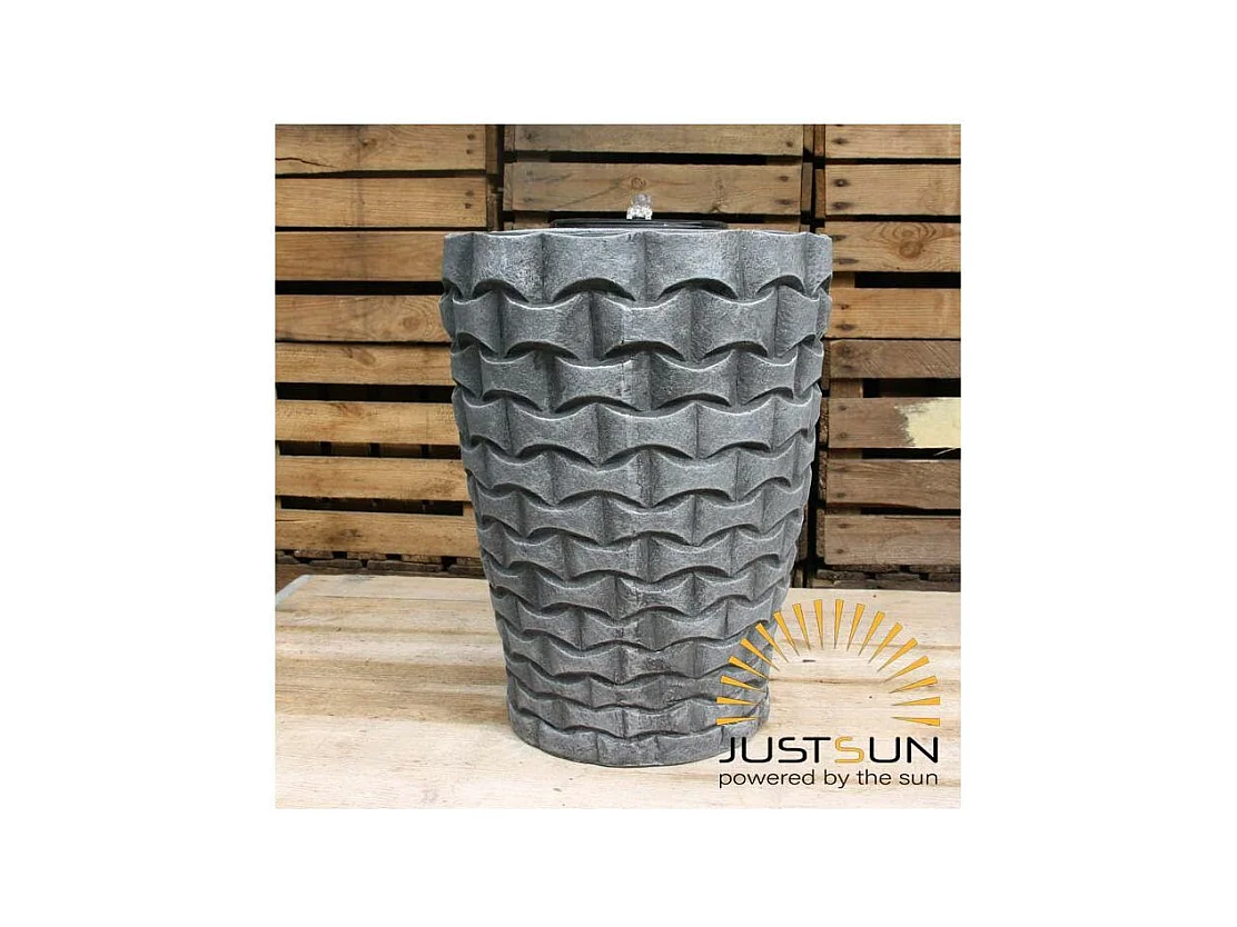 Runder Außenbrunnen aus Harz Solarstromversorgung Jude