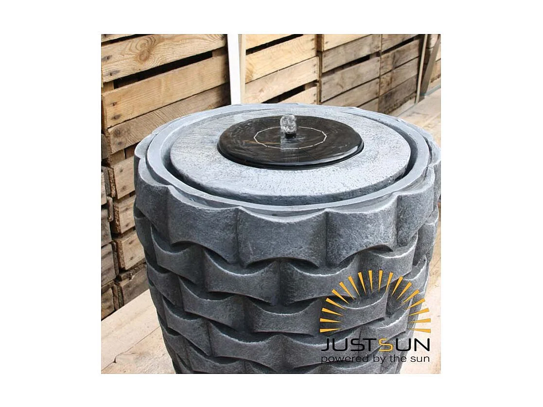 Runder Außenbrunnen aus Harz Solarstromversorgung Jude