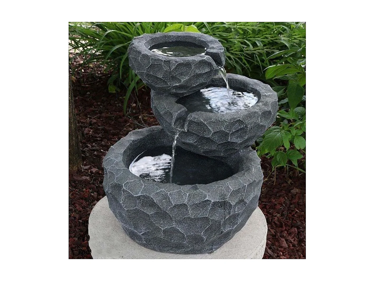 Fontana in resina per esterni ad energia solare Jim