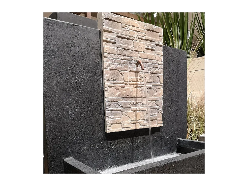 Fontaine extérieure en composite touché pierre véritable