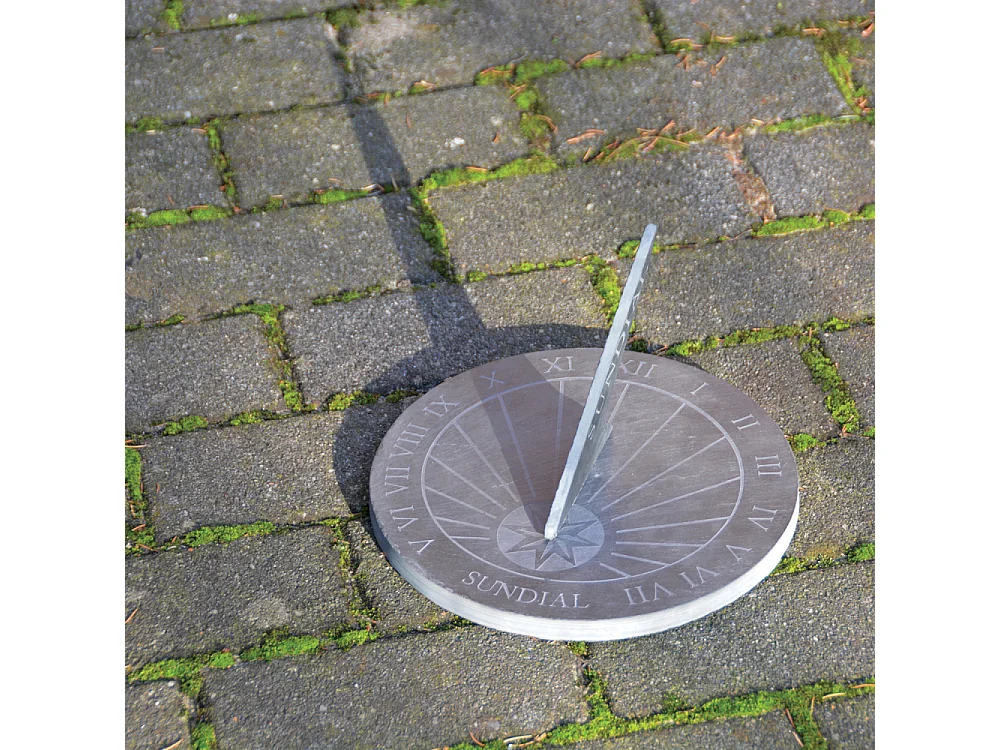 Reloj de sol en esquisto