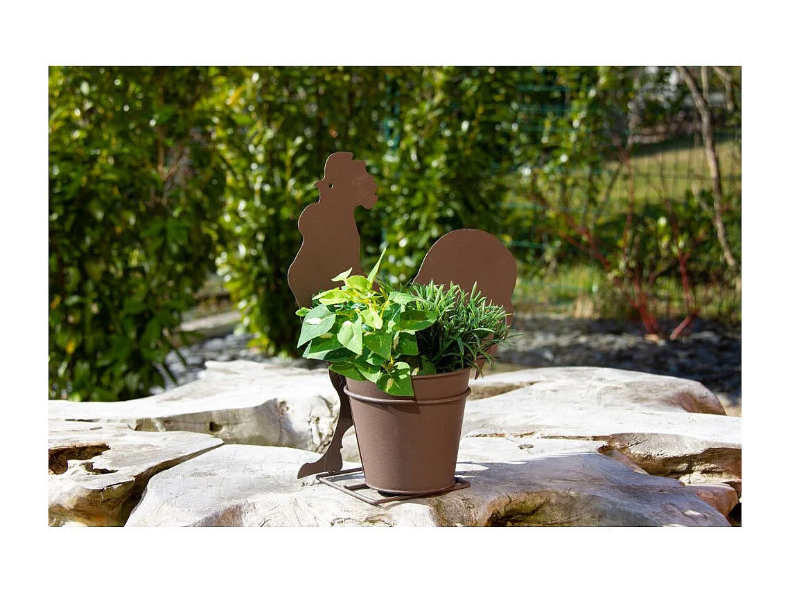 Cache-pot en métal rouillé