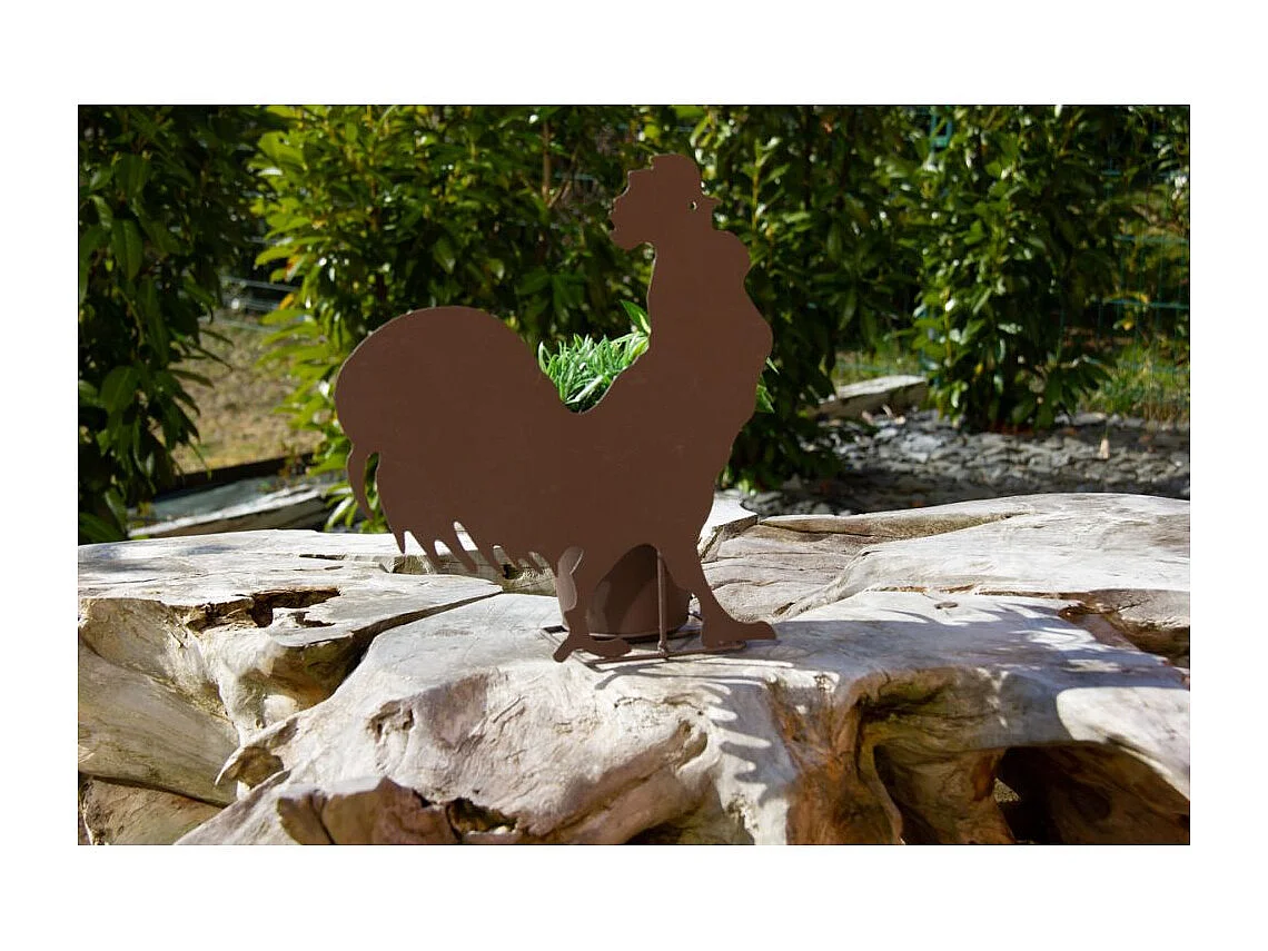 Cache-pot en métal rouillé