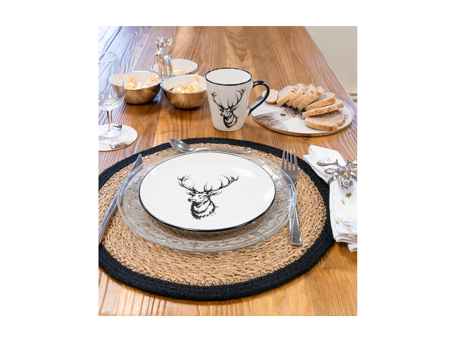 Plato de aluminio con tazas, decoración de ciervos