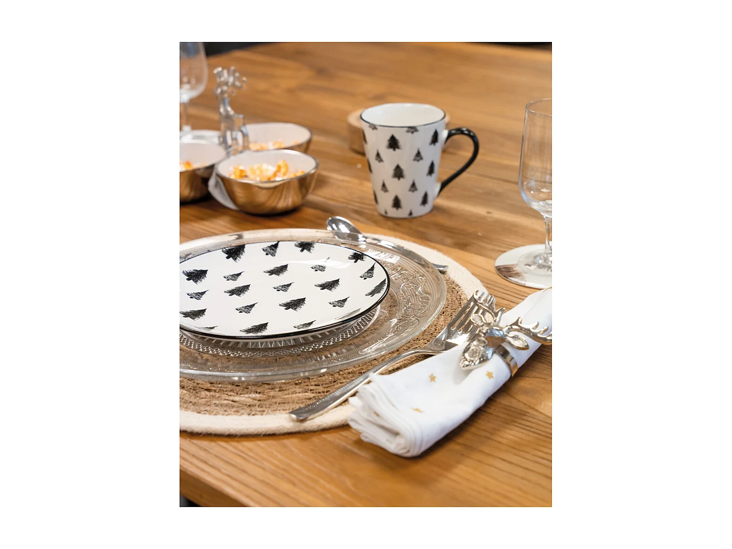 Plato de aluminio con tazas, decoración de ciervos