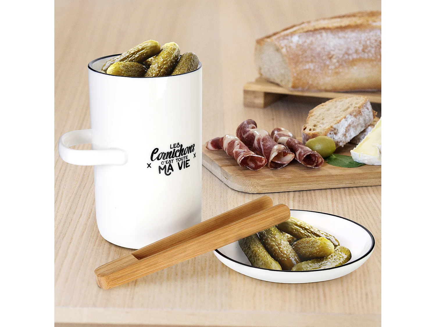 Präsentierbecher für Gewürzgurken mit Untertasse und Zange