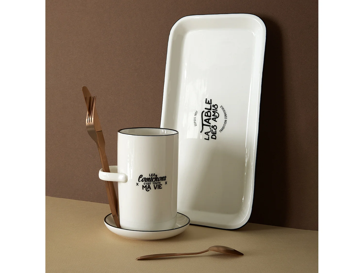 Präsentierbecher für Gewürzgurken mit Untertasse und Zange