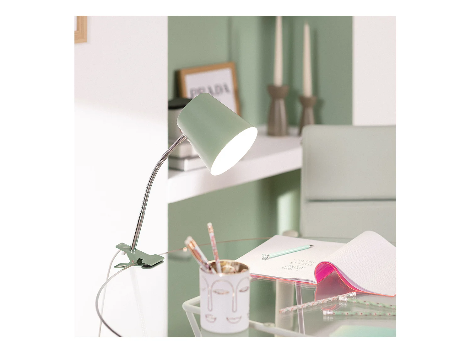 Lámpara Flexo Escritorio de Metal con Pinza Delavan Verde Celadón
