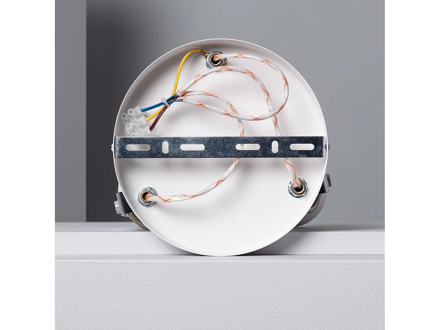 Lampada da Soffitto Circolare Orientabile in Metallo e Legno 3 Faretti Mara Bianco