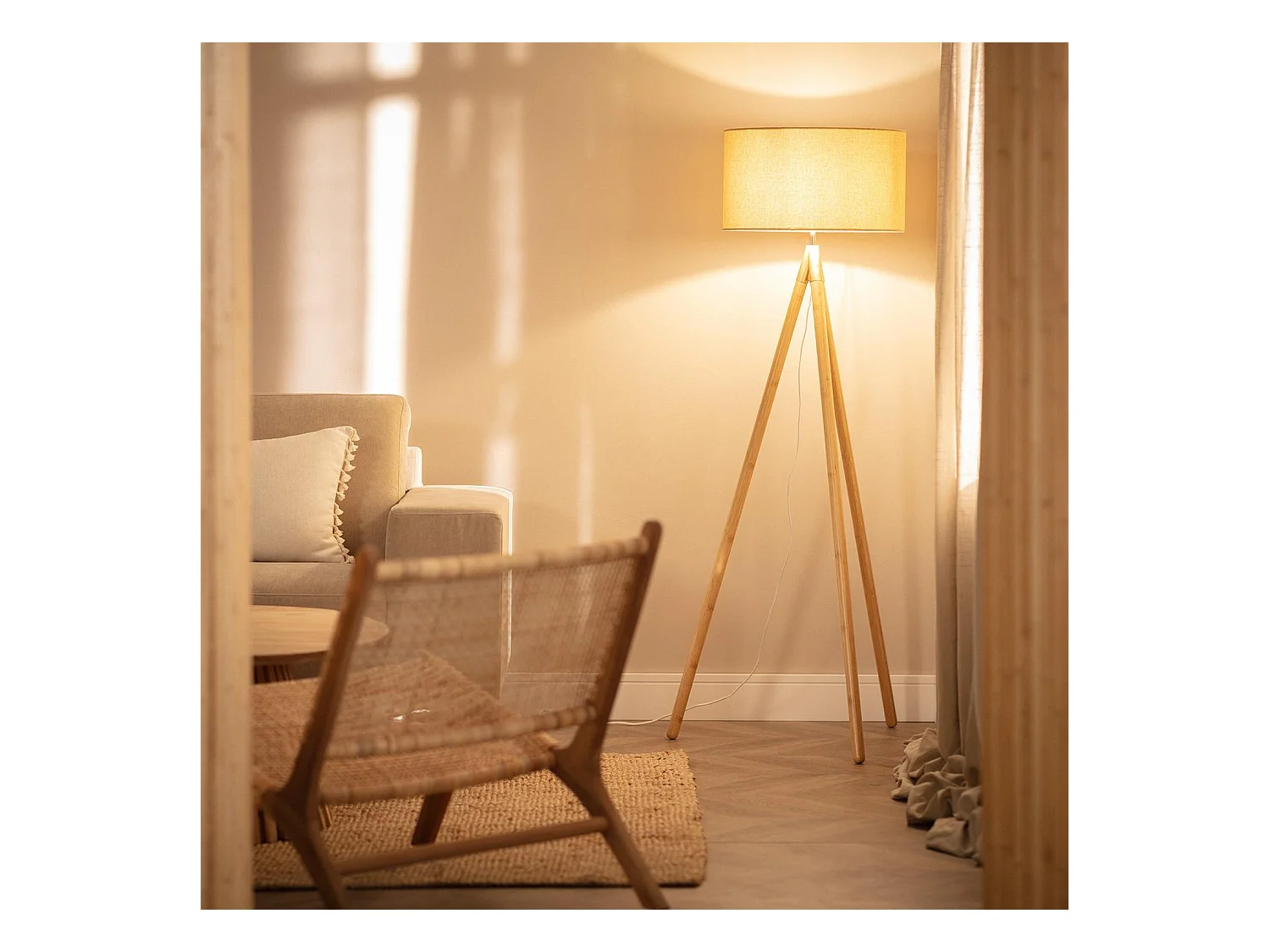 Lámpara de Pie de Madera y Tela Wolby Beige