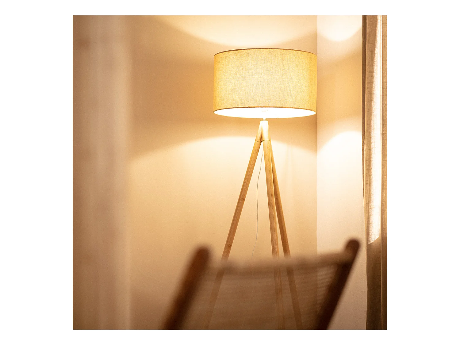 Lámpara de Pie de Madera y Tela Wolby Beige