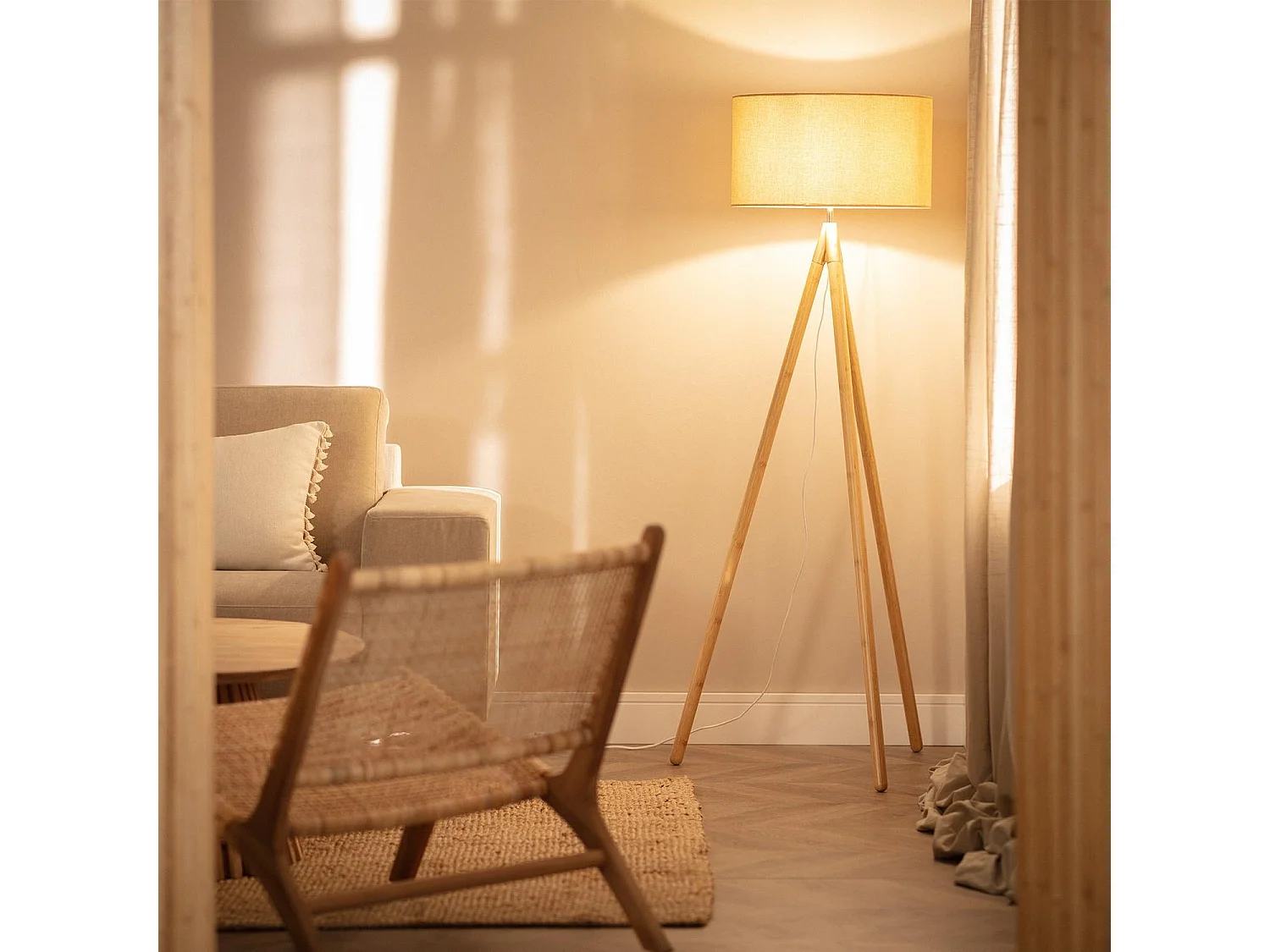 Lámpara de Pie de Madera y Tela Wolby Beige