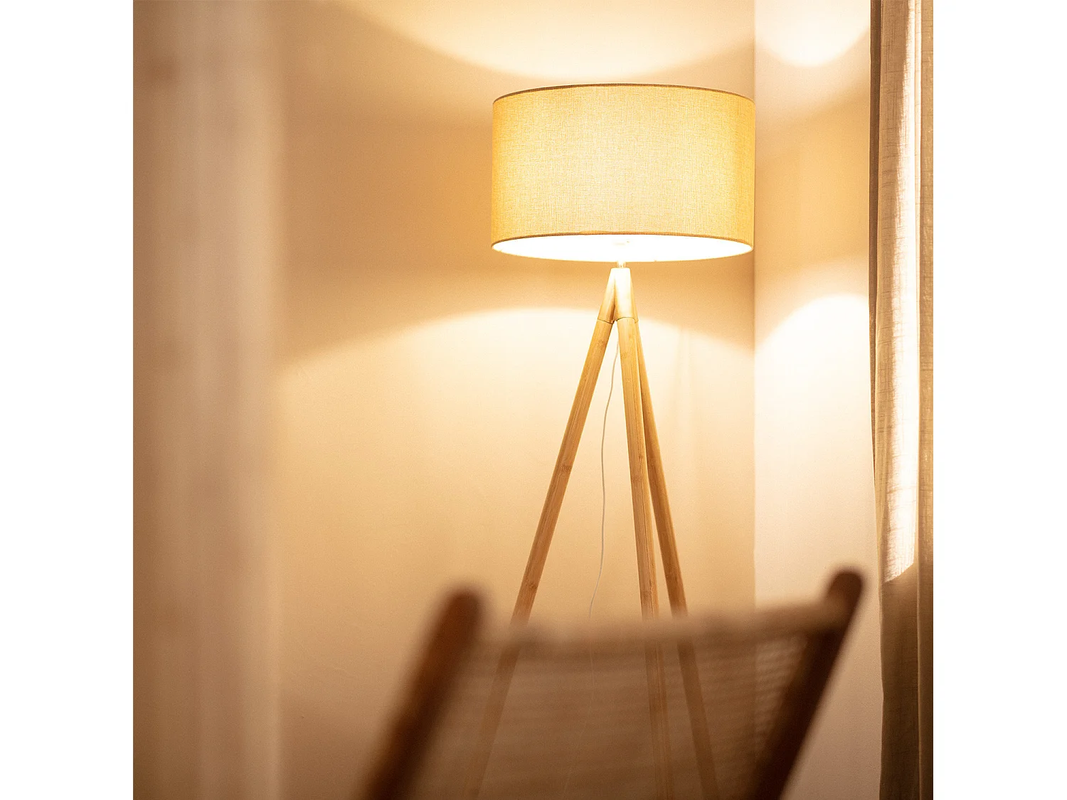 Lámpara de Pie de Madera y Tela Wolby Beige