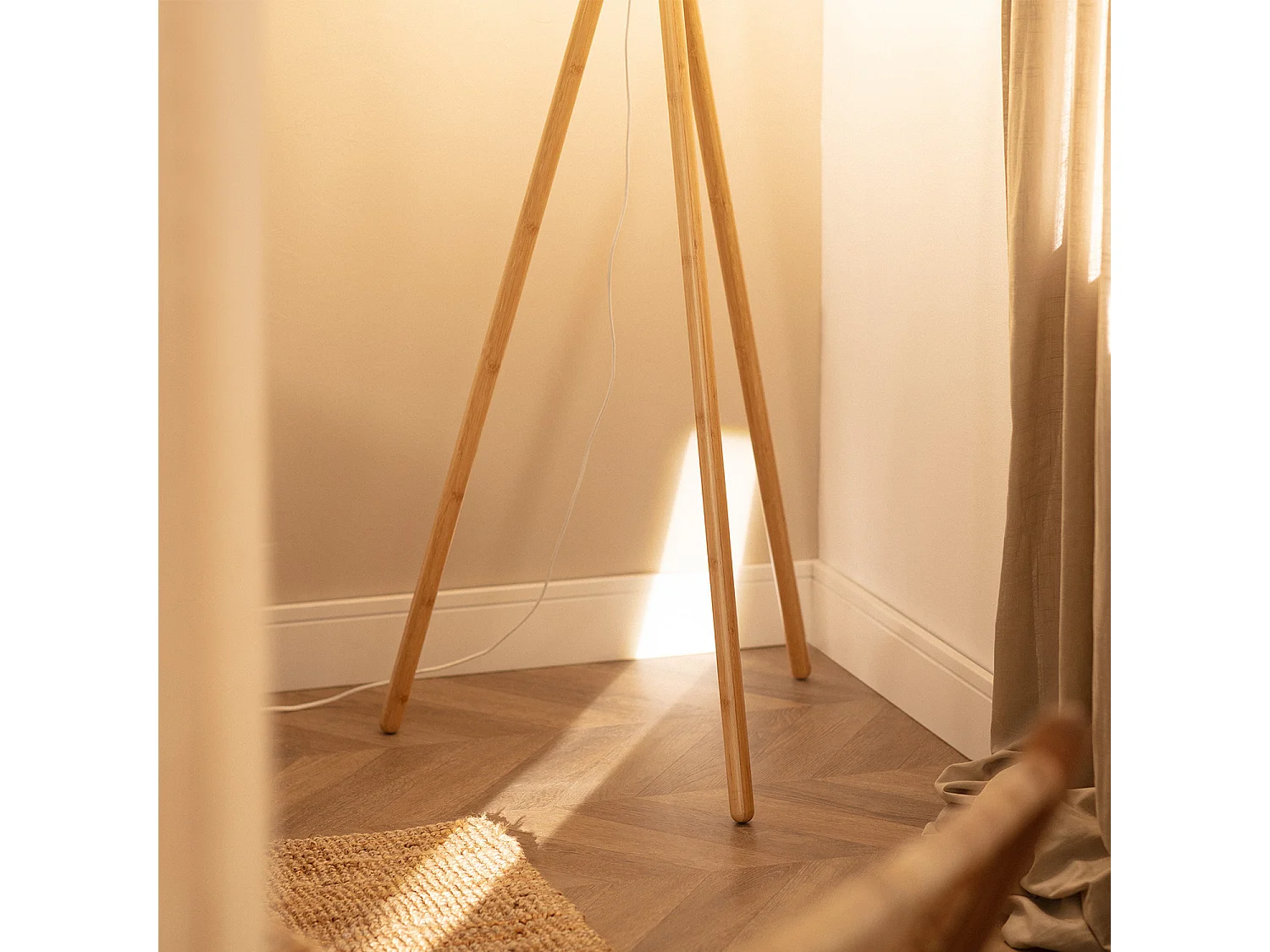 Lámpara de Pie de Madera y Tela Wolby Beige