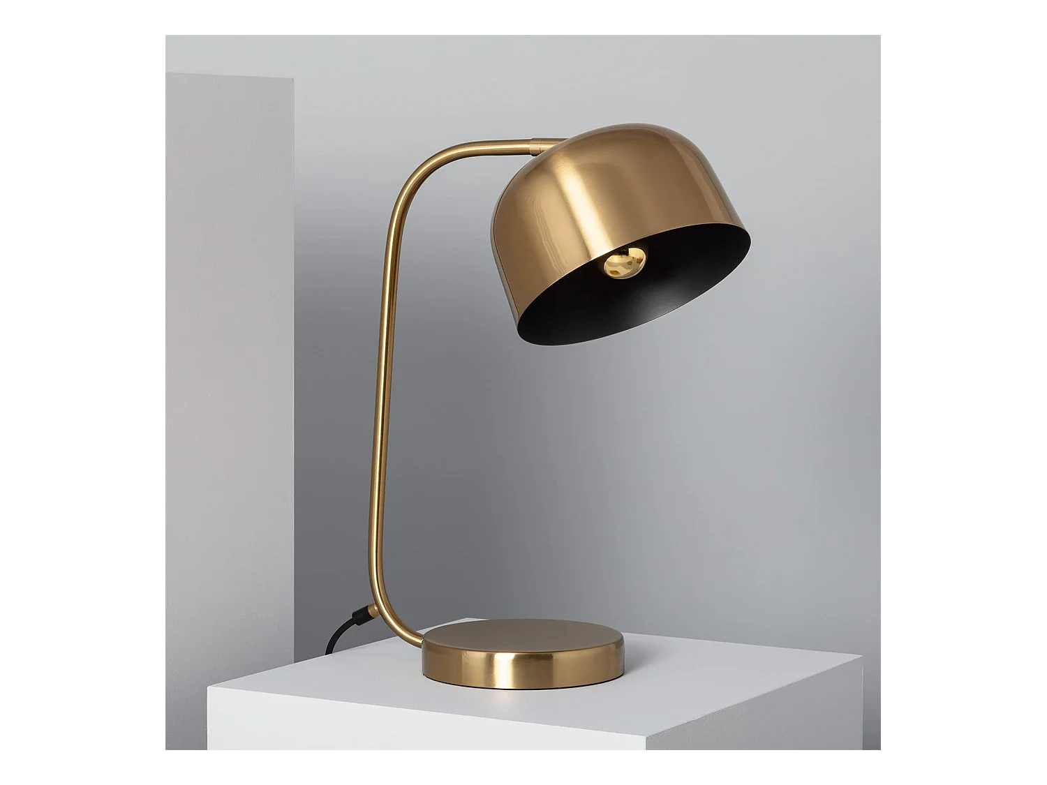 Lámpara de Mesa de Metal Kengele Dorado