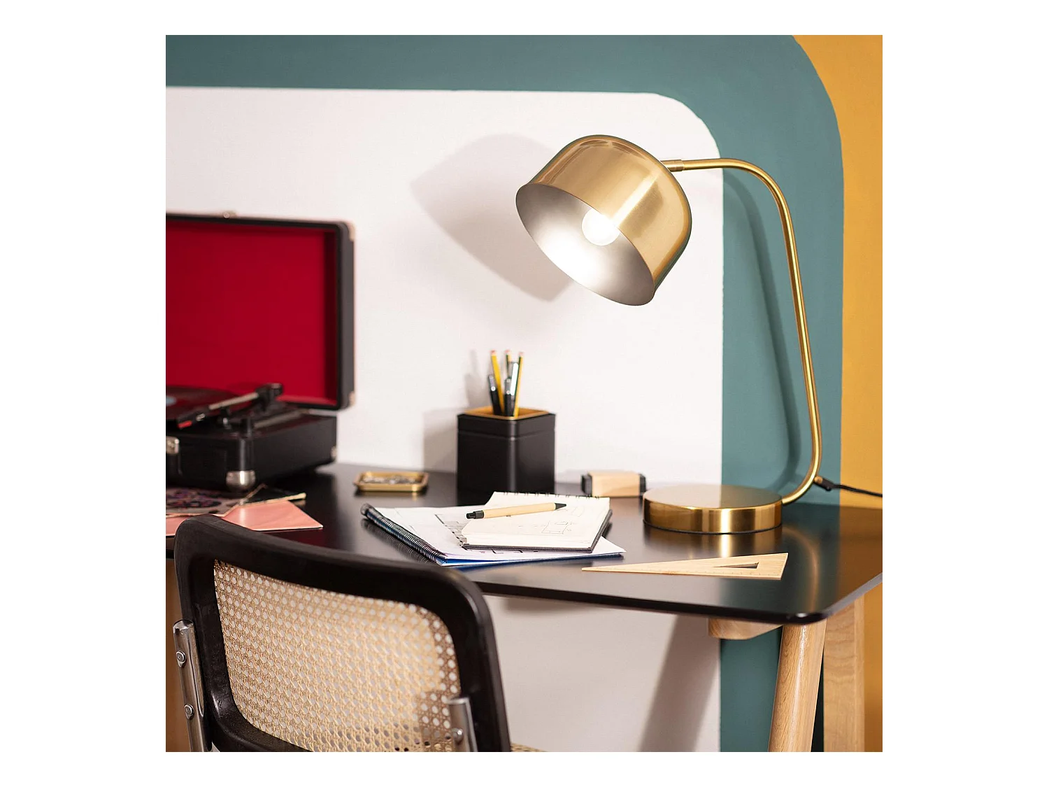 Lámpara de Mesa de Metal Kengele Dorado