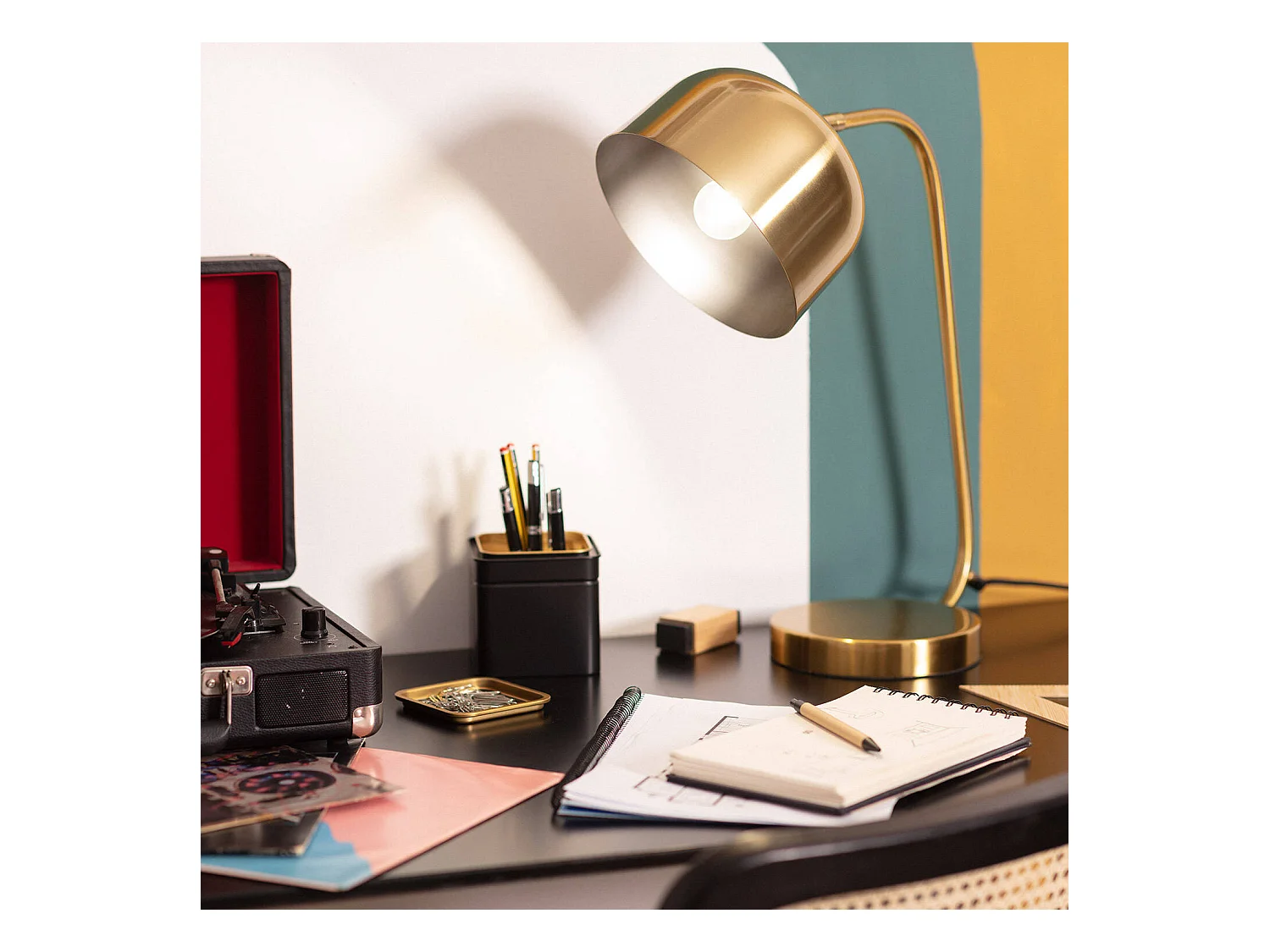 Lámpara de Mesa de Metal Kengele Dorado