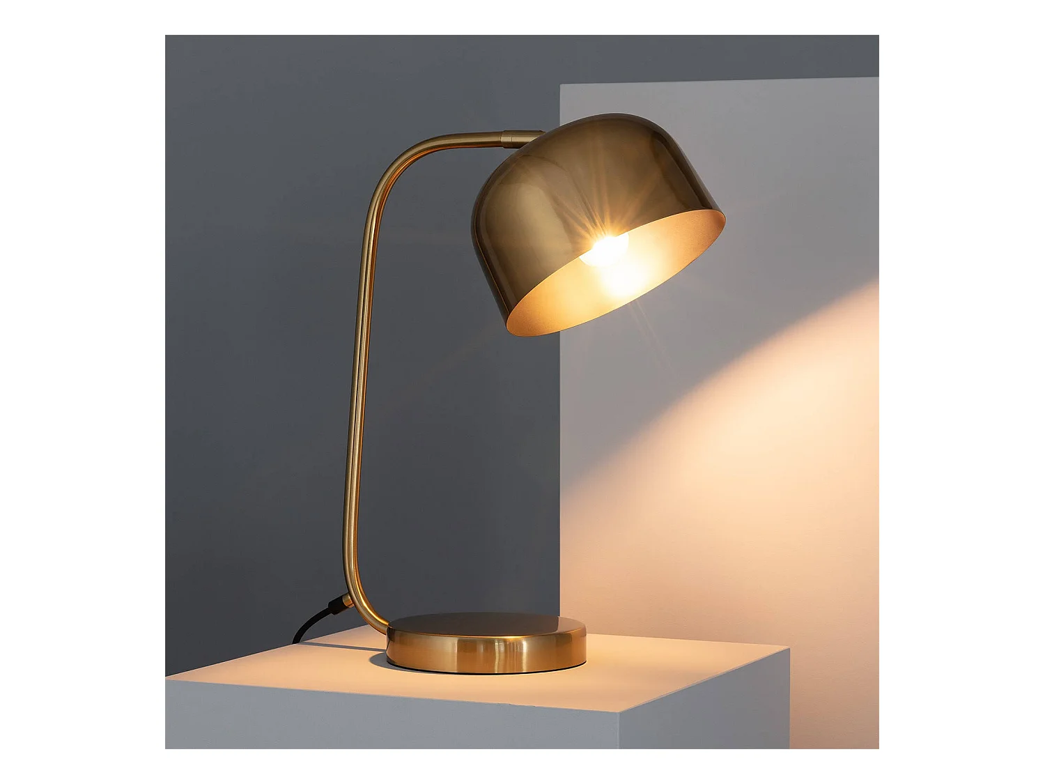 Lámpara de Mesa de Metal Kengele Dorado