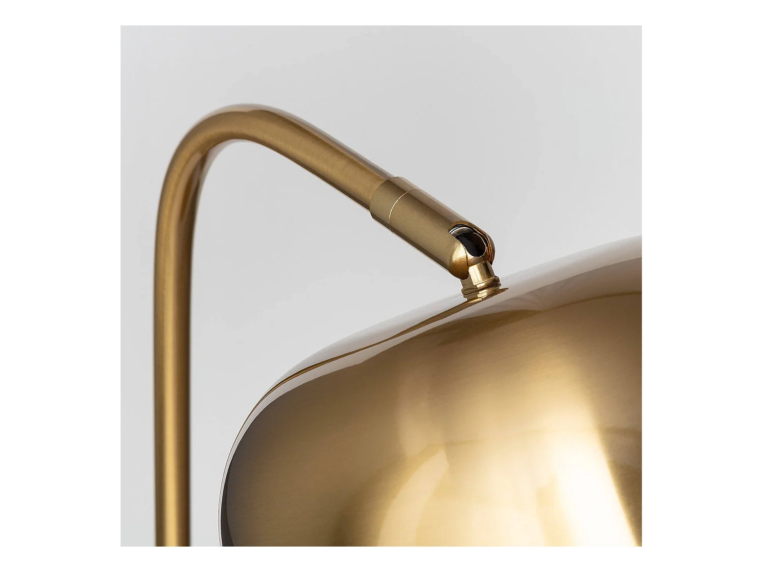 Lámpara de Mesa de Metal Kengele Dorado