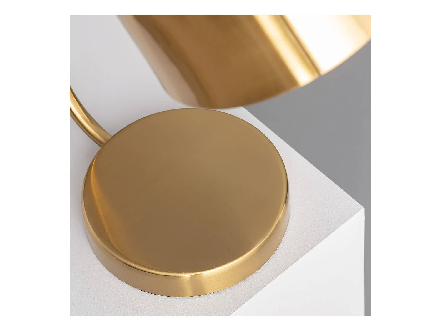 Lámpara de Mesa de Metal Kengele Dorado