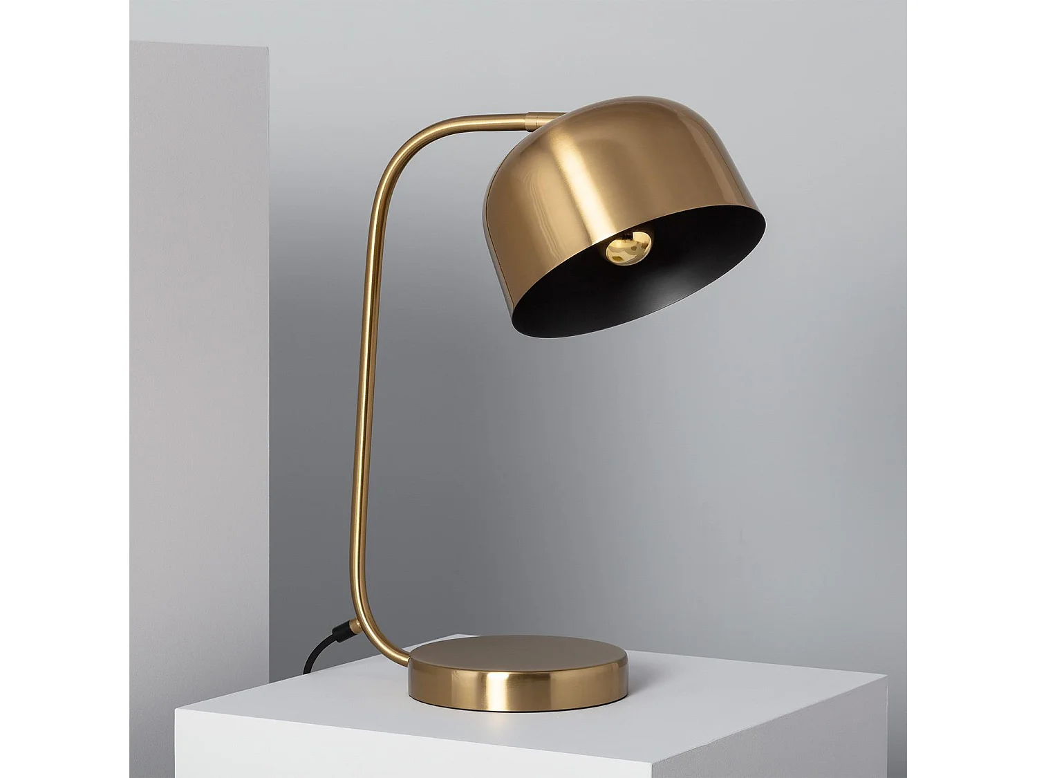 Lámpara de Mesa de Metal Kengele Dorado