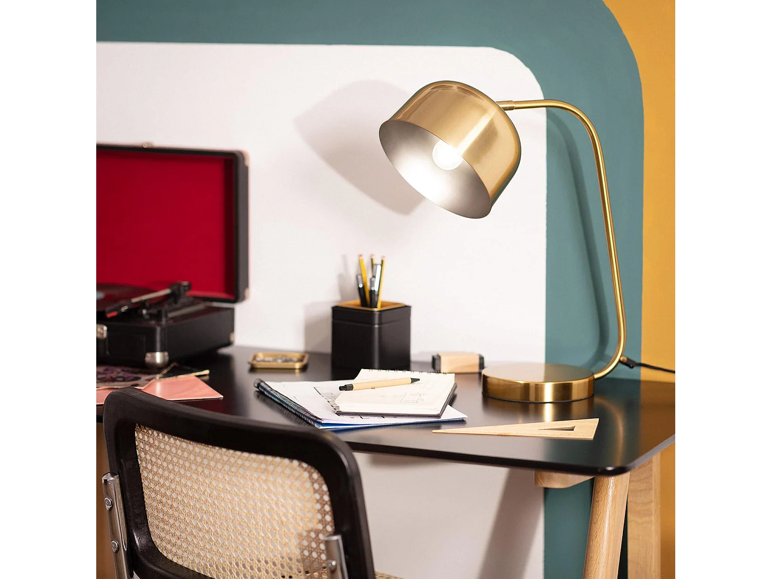 Lámpara de Mesa de Metal Kengele Dorado