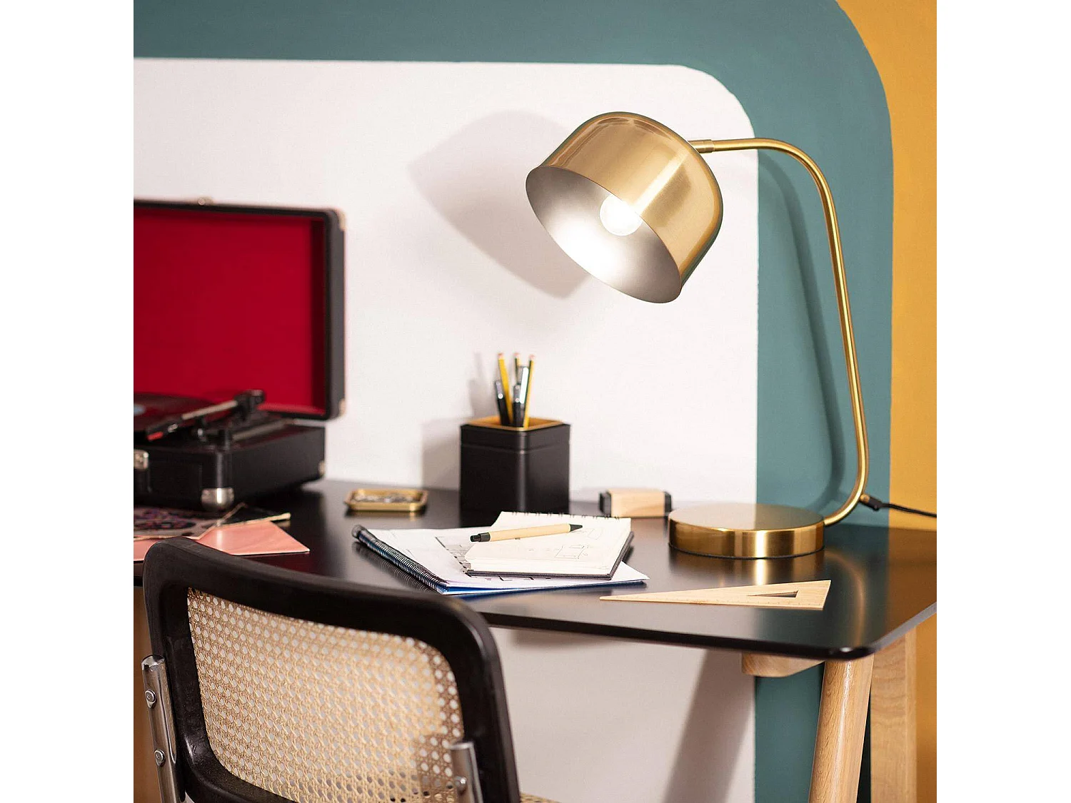 Lámpara de Mesa de Metal Kengele Dorado