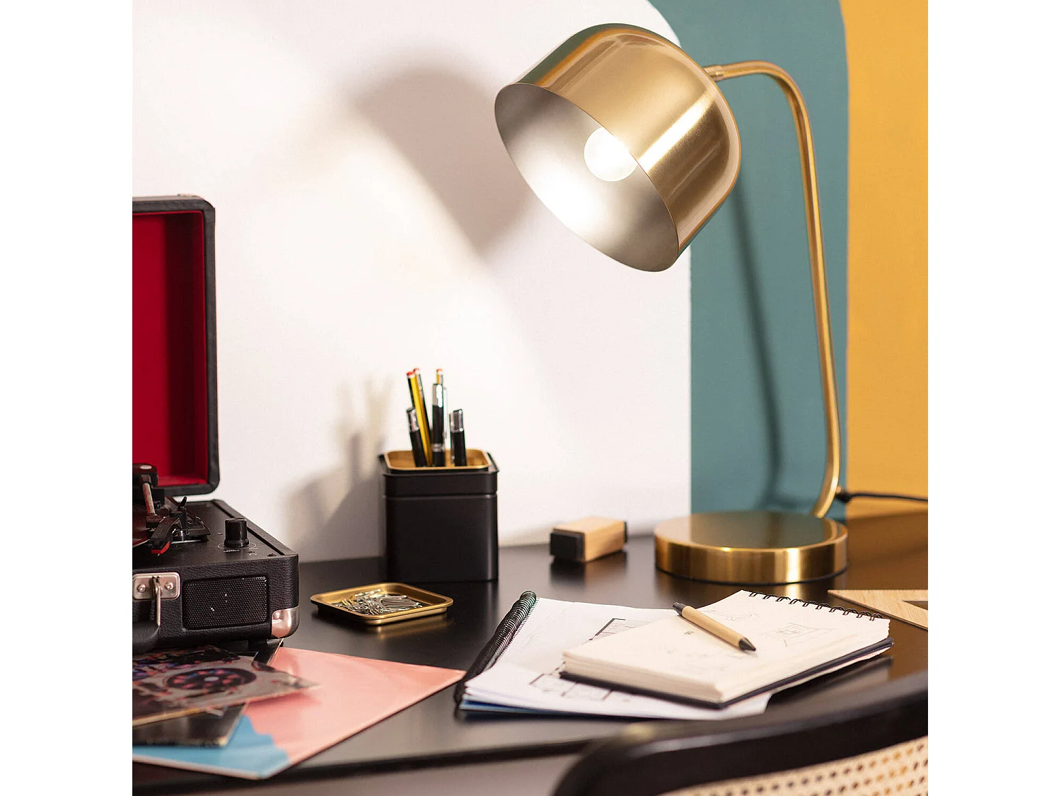 Lámpara de Mesa de Metal Kengele Dorado