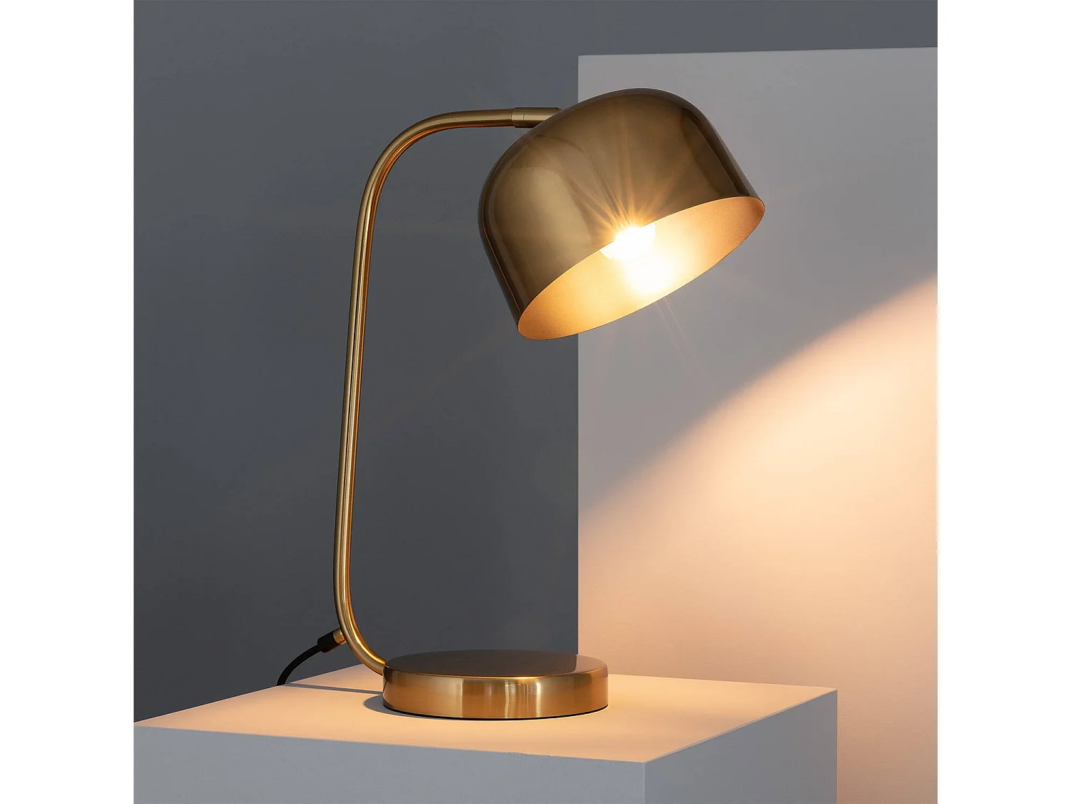 Lámpara de Mesa de Metal Kengele Dorado