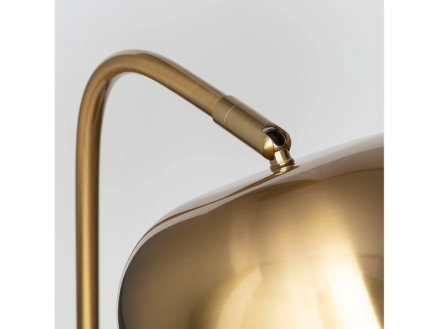 Lámpara de Mesa de Metal Kengele Dorado