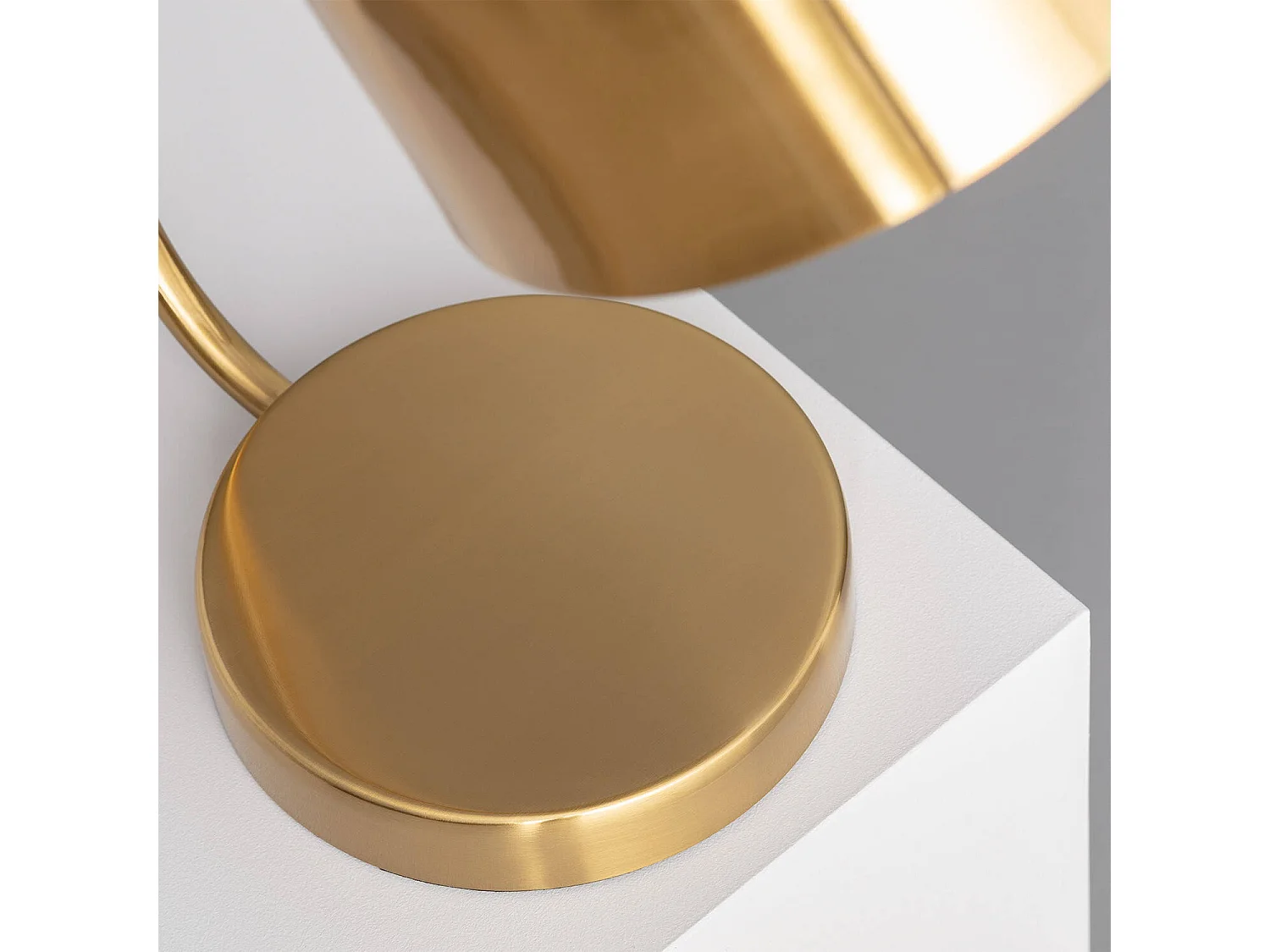 Lámpara de Mesa de Metal Kengele Dorado