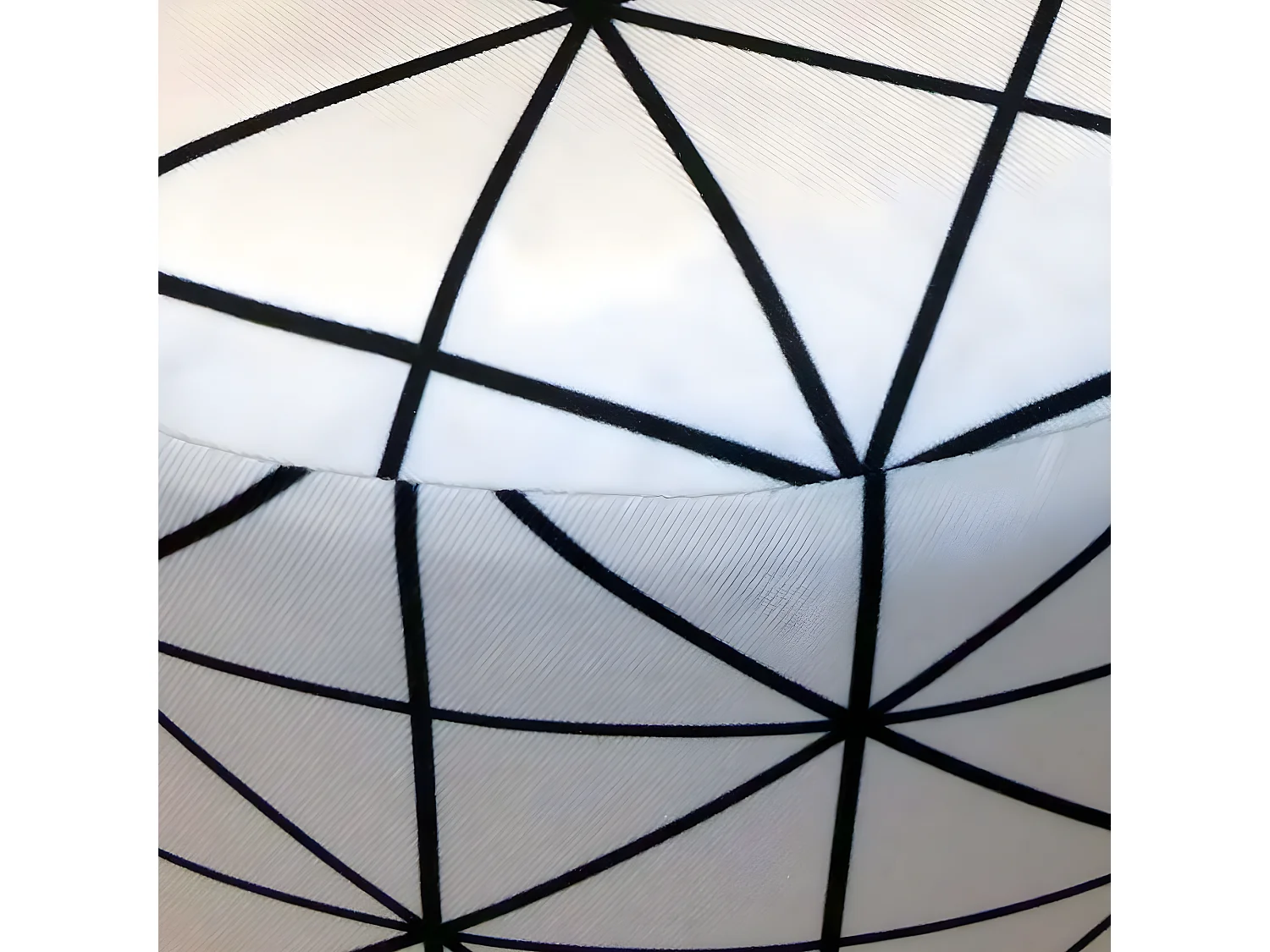 Pouf rotondo con gambe in filo di ferro e motivi geometrici