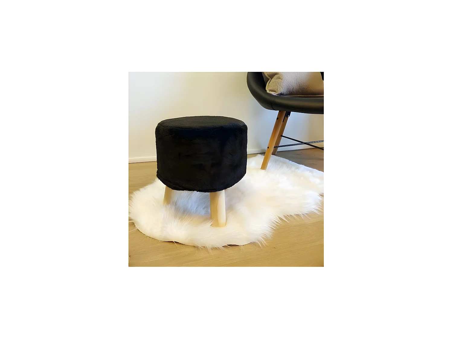 Pouf trépied imitation fourrure noire