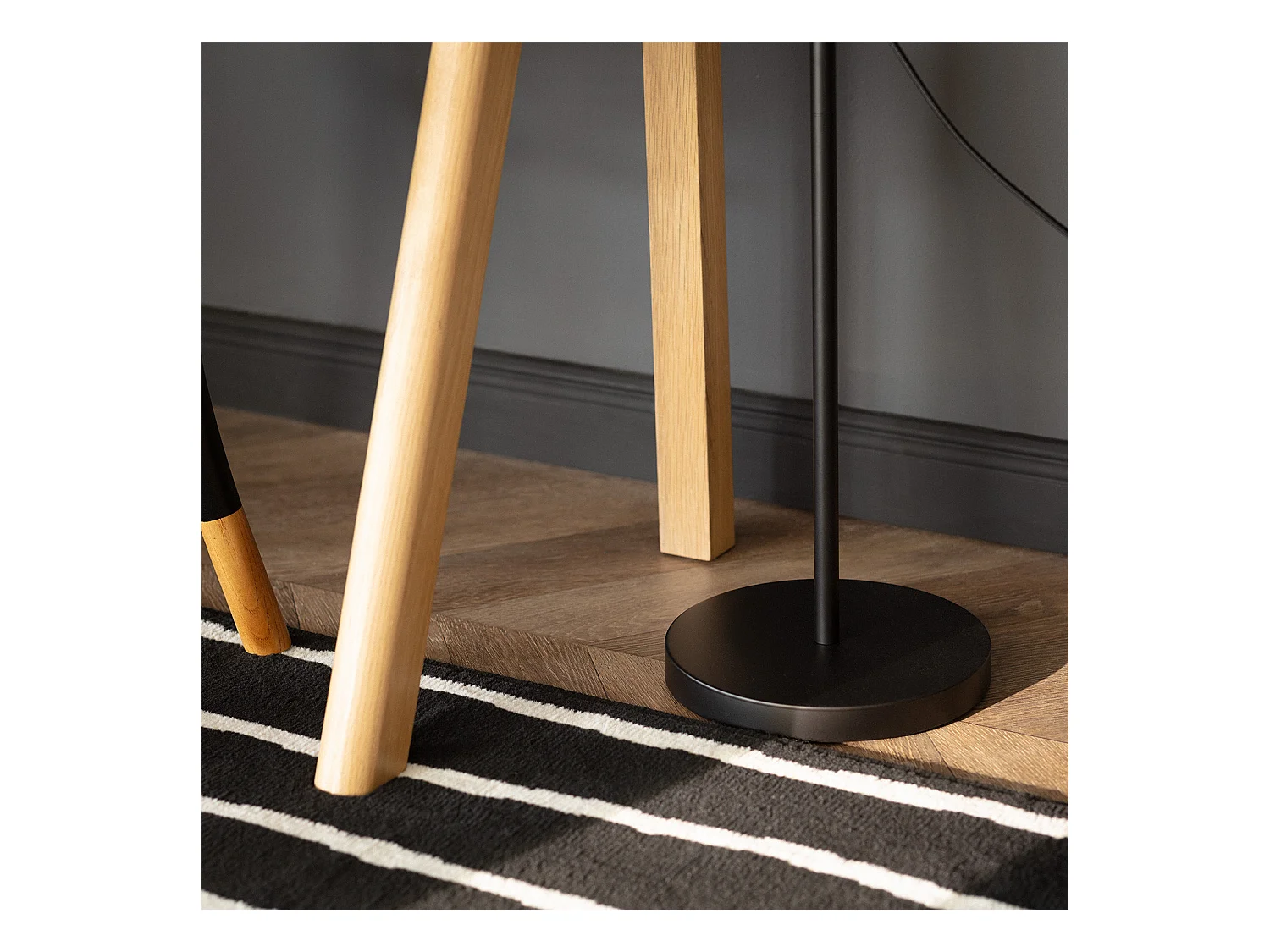 Lámpara de Pie de Metal Ulux Negro