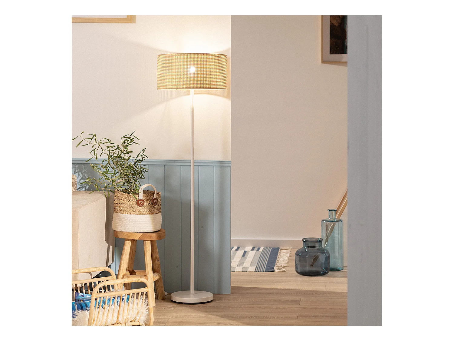 Lámpara de Pie de Ratán y Metal Baracoa Blanco