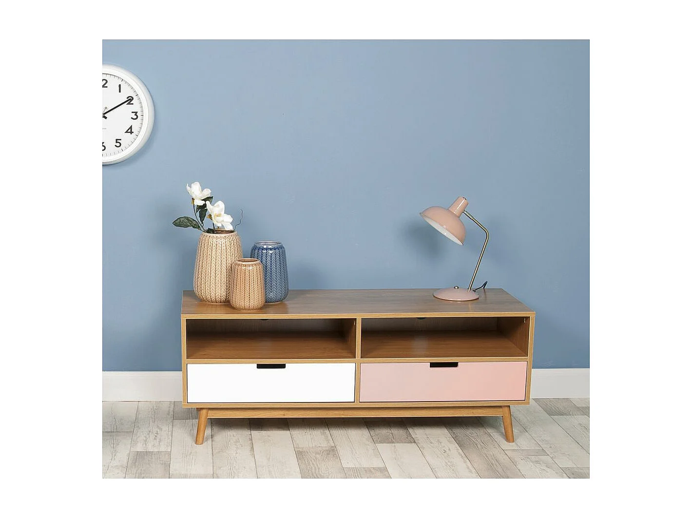 Lampada da tavolo in metallo con cappuccio