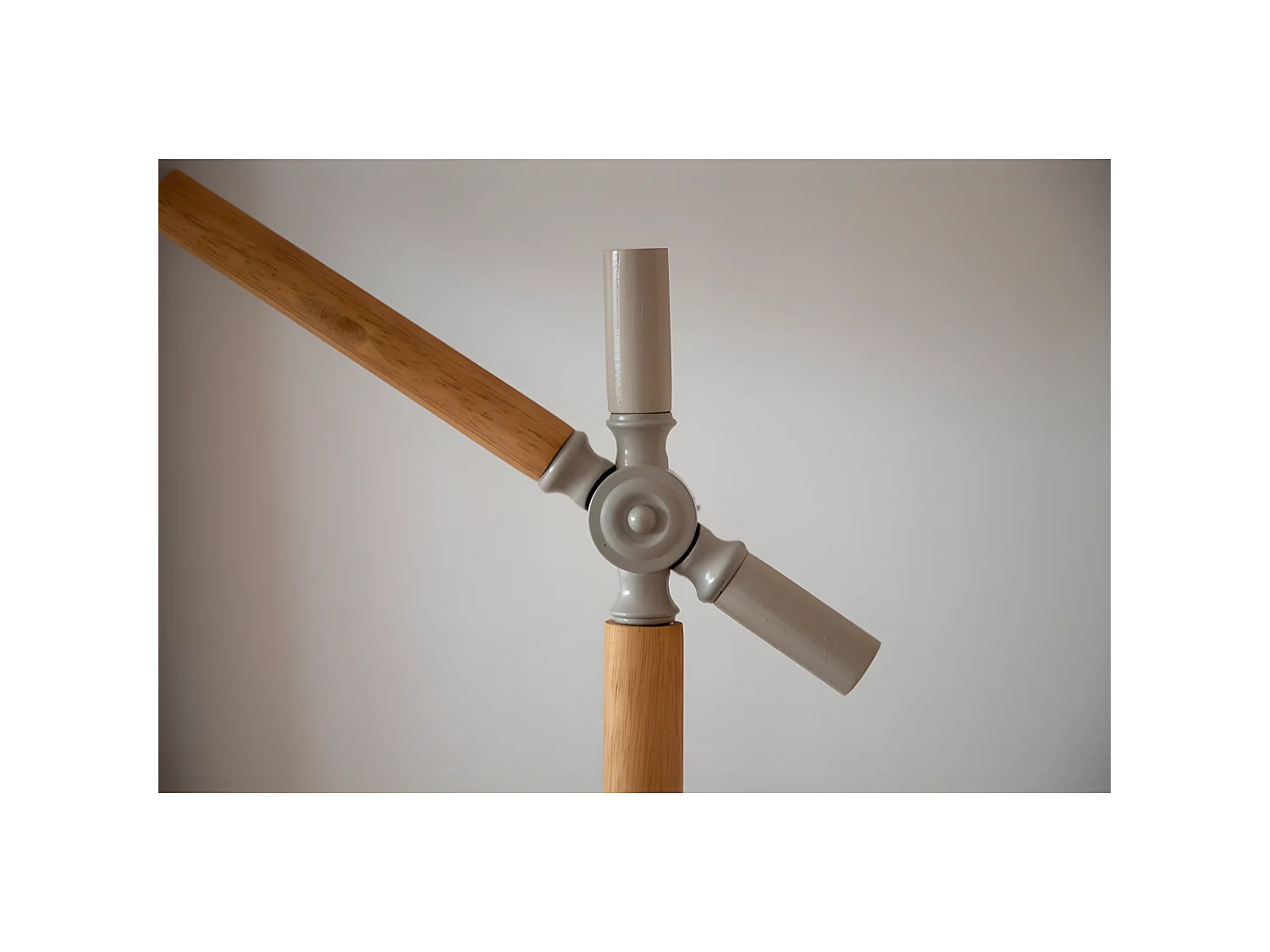 Tischlampe aus Holz und Stahl Dennis