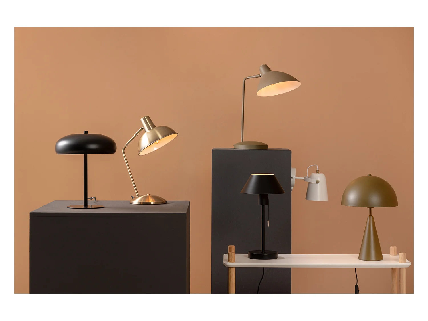 Lámpara de mesa de metal cepillado Hood