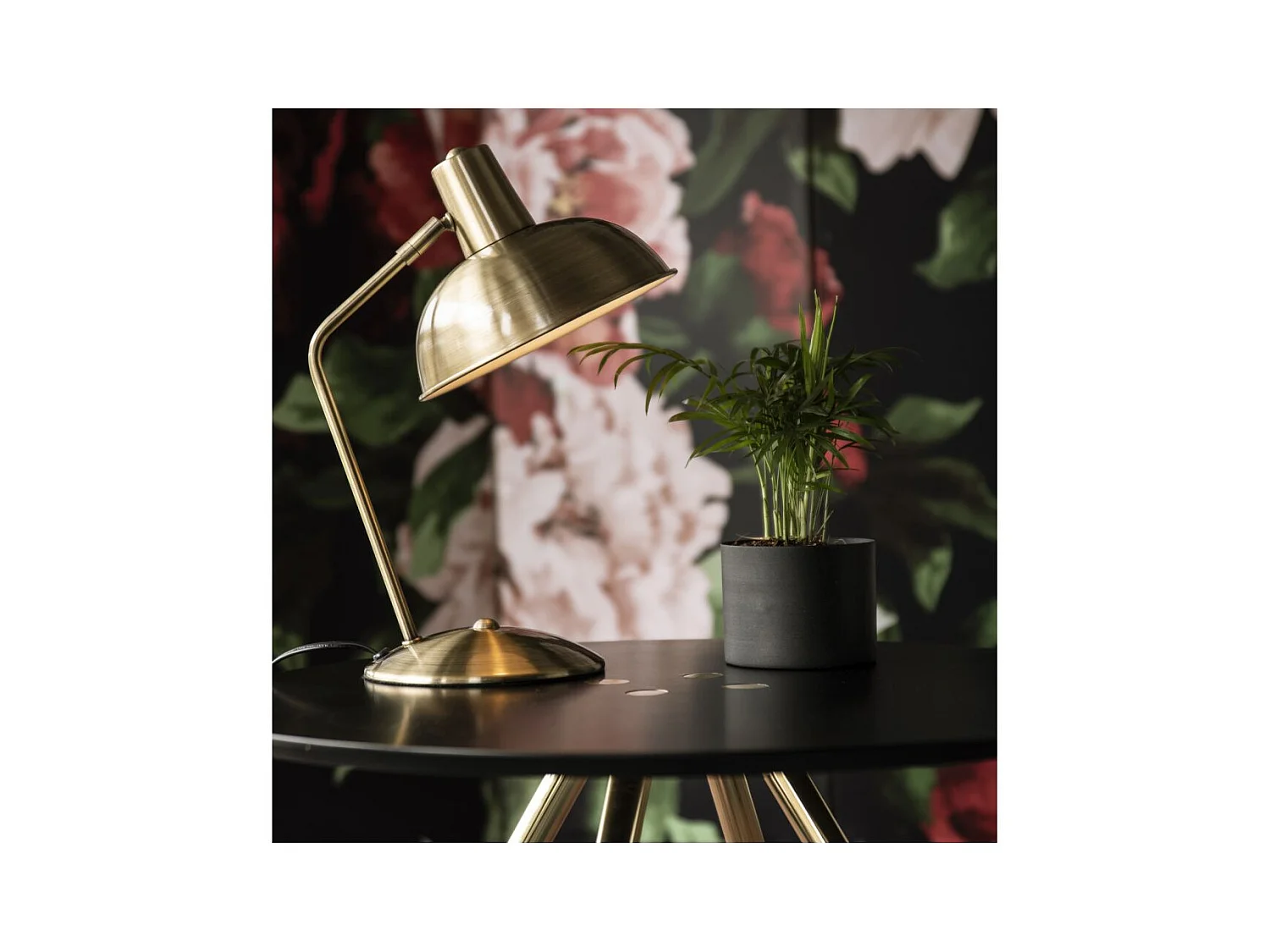 Stehlampe aus abgebürstetem Metall