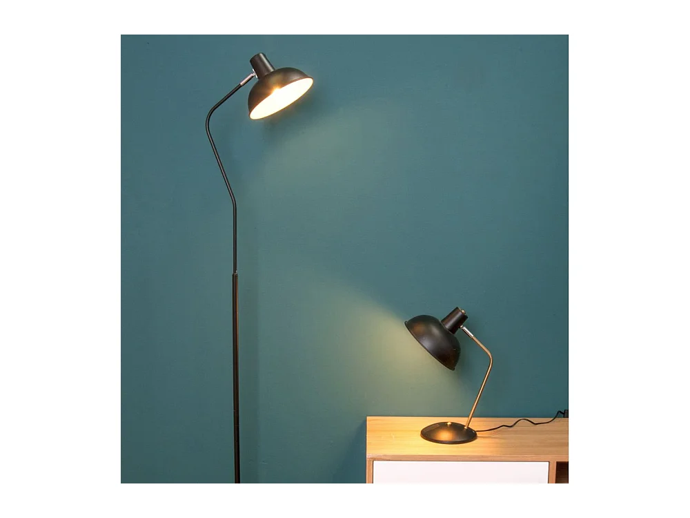 Lampada da tavolo in metallo con cappuccio