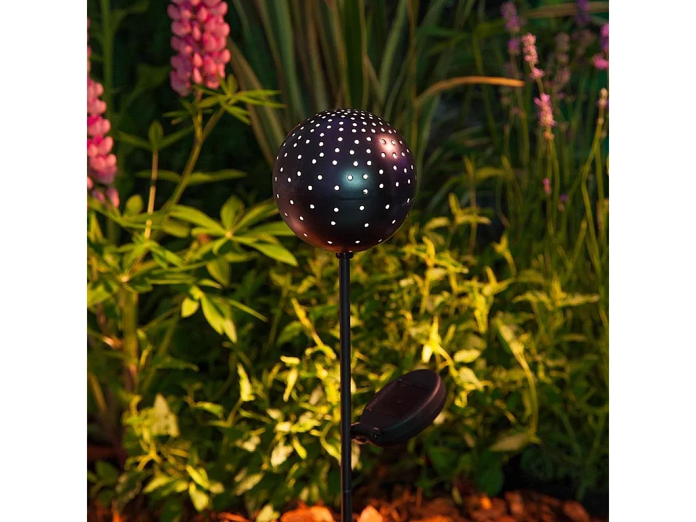 Boule lumineuse solaire sur pique Nuit étoilée